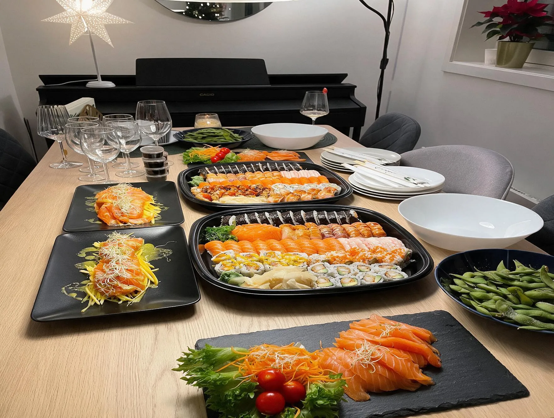 Unik Sushi og Roll – restaurantinteriør og tilberedning av fersk sushi